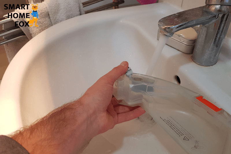 Вы можете увидеть резервуар для воды робота-пылесоса.